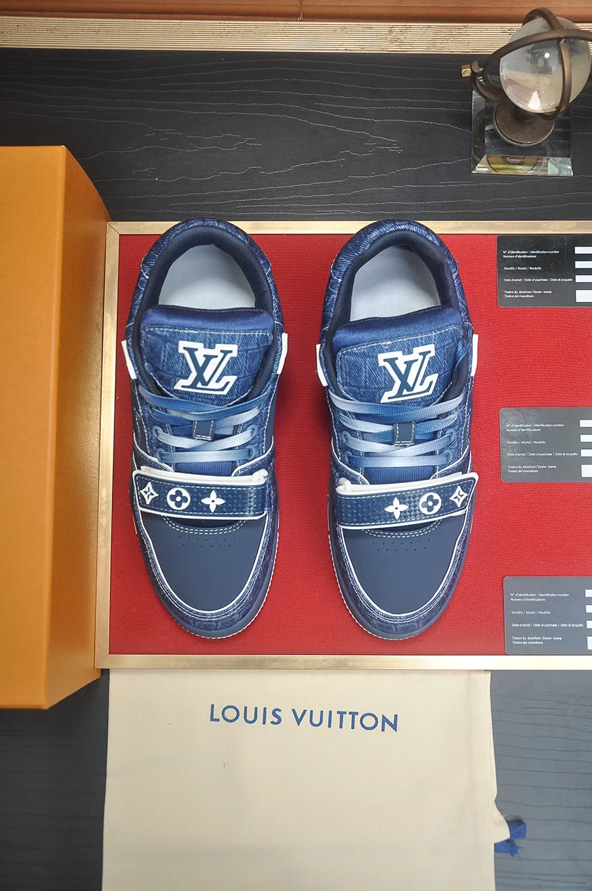 Men's men's shoes 💰640💶Original development, quality shipping, welcome to compare - LV sneaker series LV Trainer Maxi sneakers introduce the loose silhouette of the ready-to-wear series into the LV Trainer sneaker design written by Virgil Abloh, making an eye-catching appearance in the spring and summer men's wear shows. The cow leather upper is combined with rough fabric laces, and colorful beading highlights the brand's classic elements. LV letters mark the tongue and Monogram floral outsole. Mixed materials Made of first-layer cowhide, wrapped in imported custom-printed denim, thick shoelace design, large Monogram print on the side, "lv 54" badges on the tongue and heel, rubber outsole decorated with Monogram flowers, mesh lining and cotton feet, the comfort is as extreme as ever, premium heritage, quality first, worth owning! Size: Women's 35-39 (customized at 40, non-refundable) Men's 39-45 (customized at 38.46, non-refundable) ♡Full set of packaging with original gift box